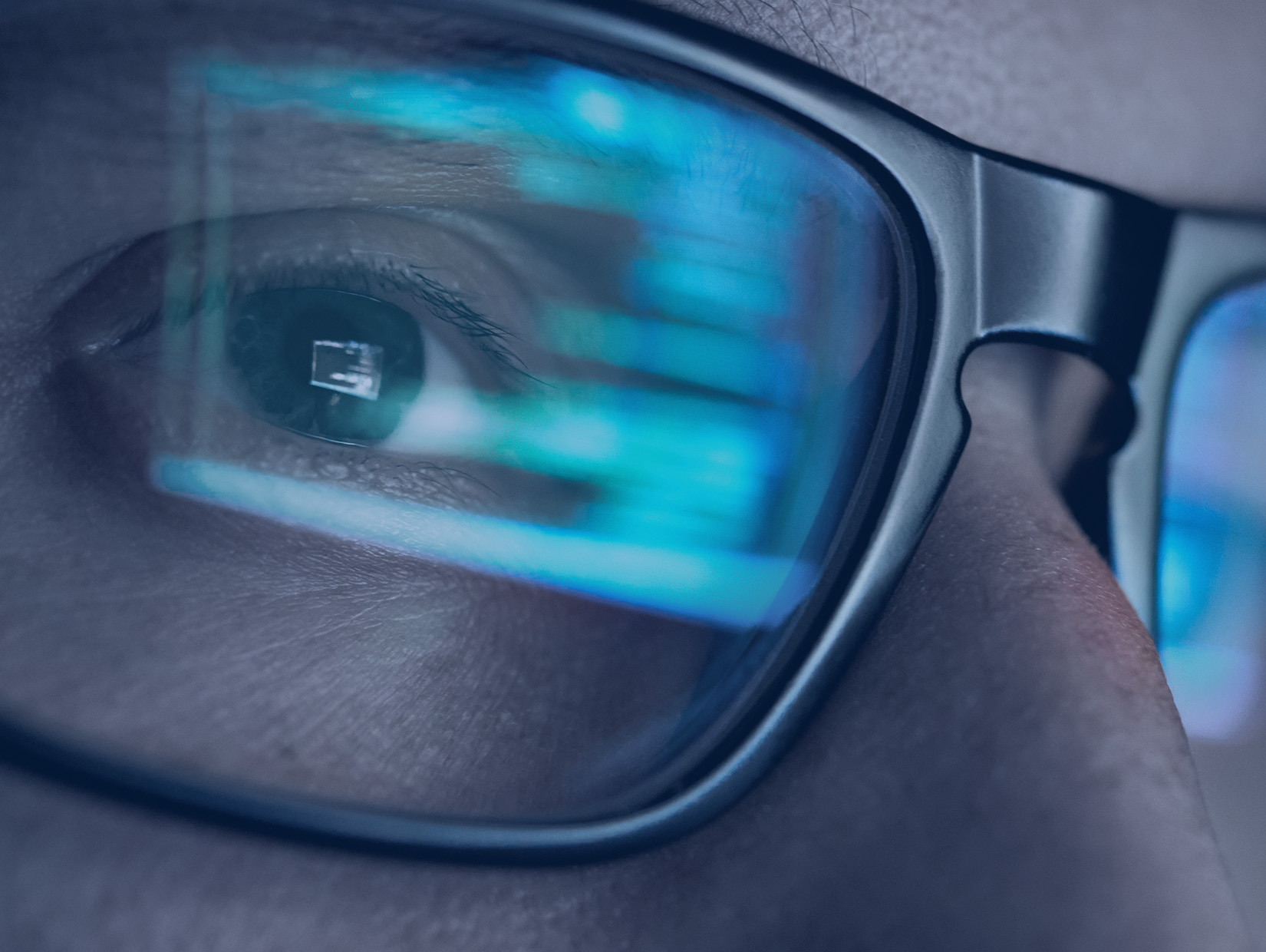 Monitor spiegelt sich in Brille wider