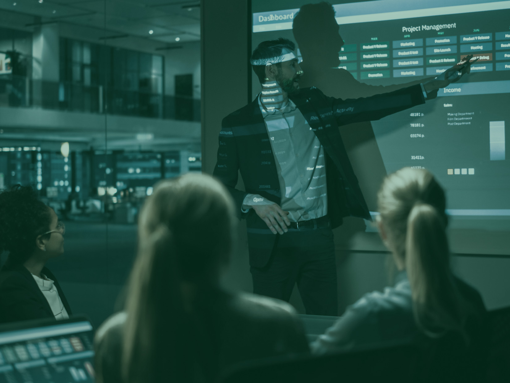Mitarbeiter präsentiert Deadlines im Projekt Management