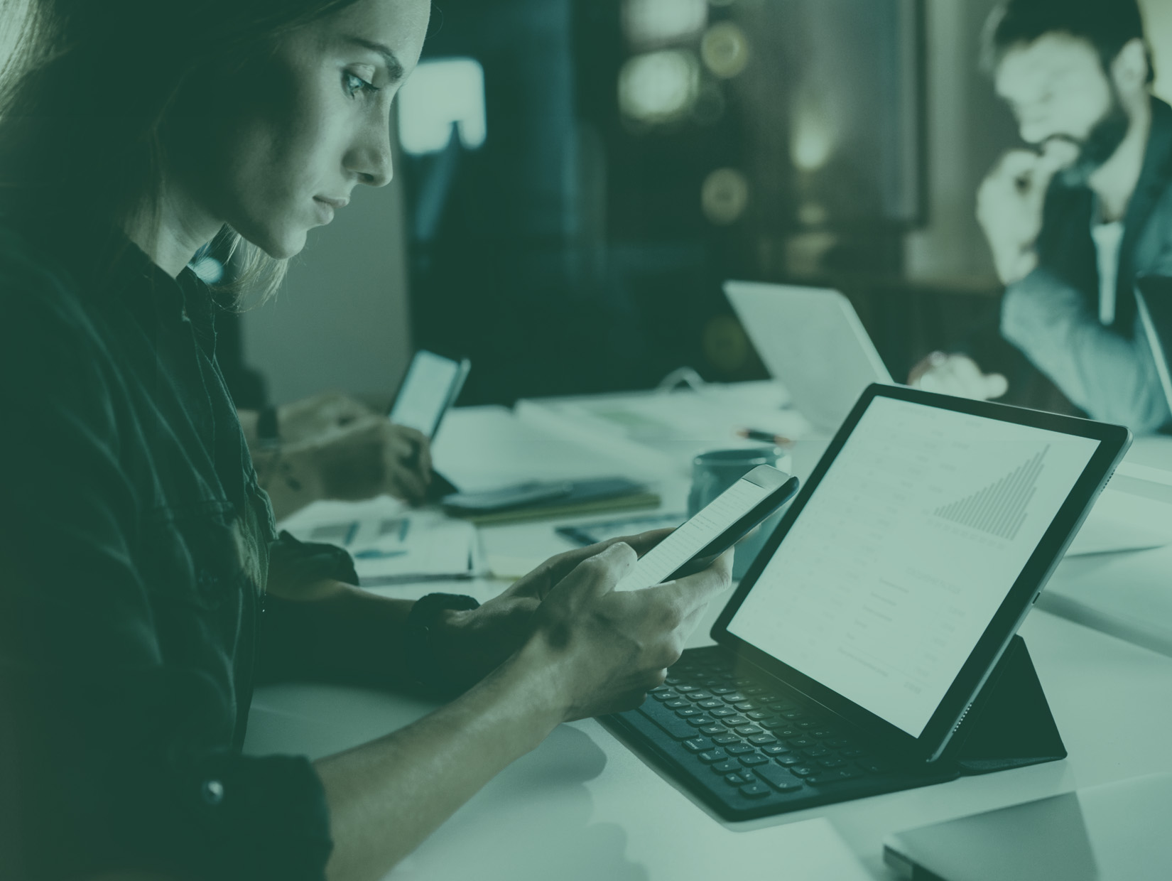 Mitarbeiter analysieren Daten