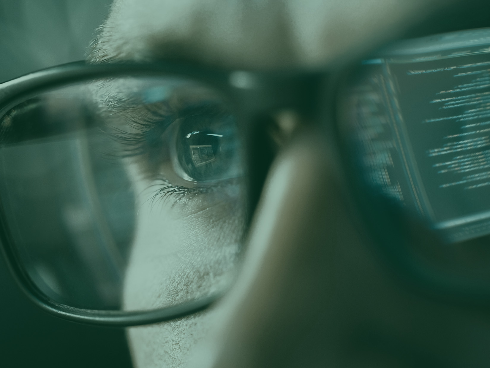 Code spiegelt sich in Brille wieder