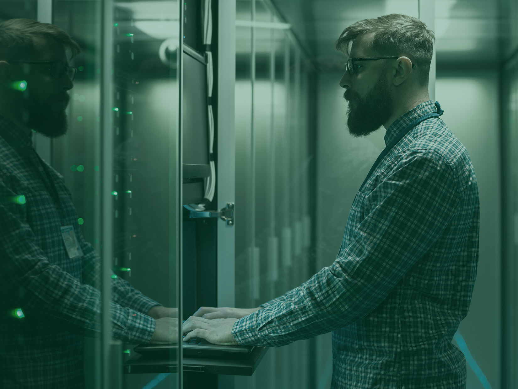 Mitarbeiter konfiguriert Server