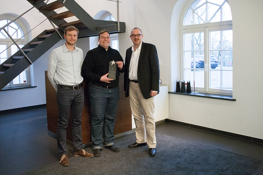 Co-CEO Volker Lang, Product Manager Jochen Meuer und Account Manager Maximilian Keiner (v.r.) freuen sich über den “Super Star Award”