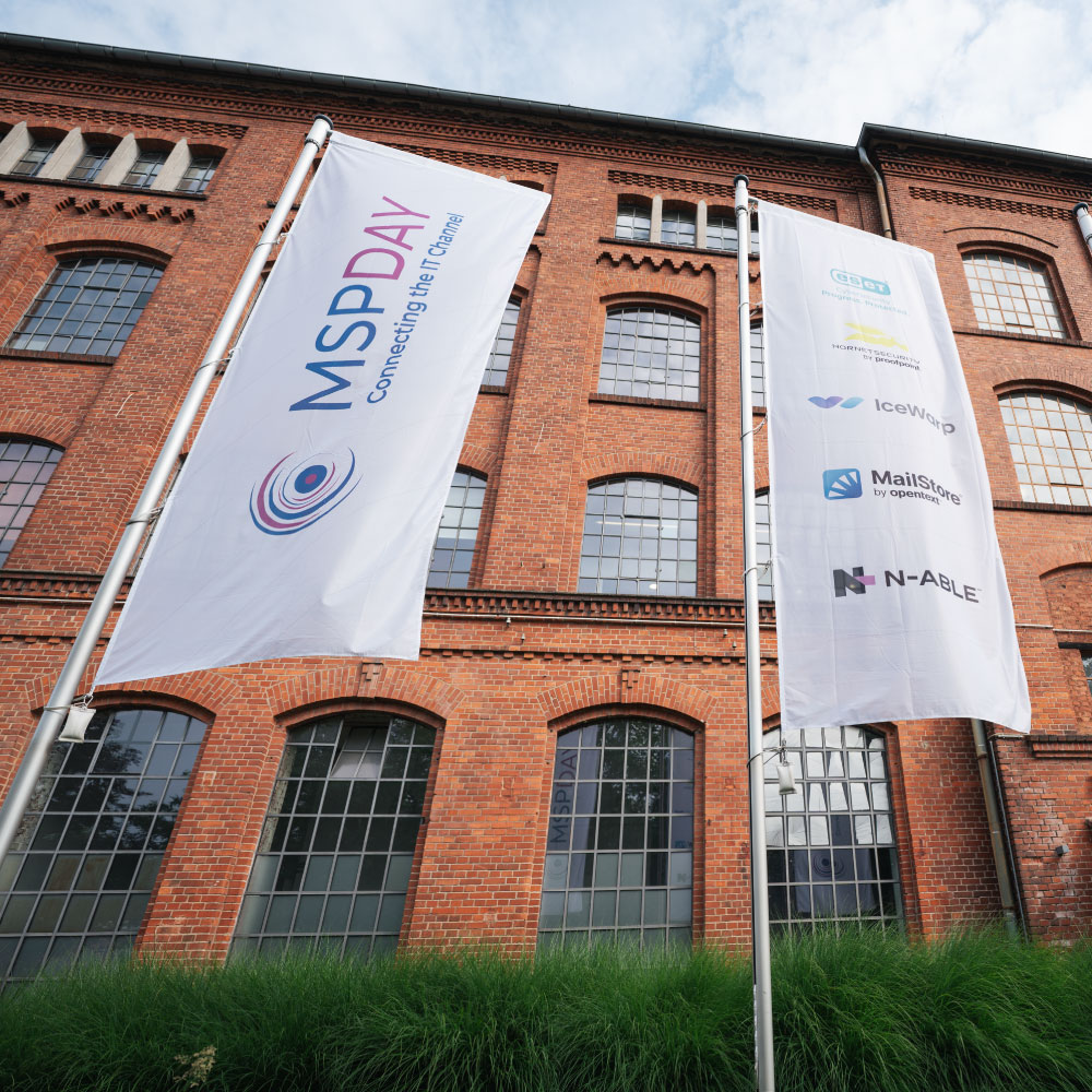 MSP Day Fahnen vor der Eventlocation mit Backsteinfassade