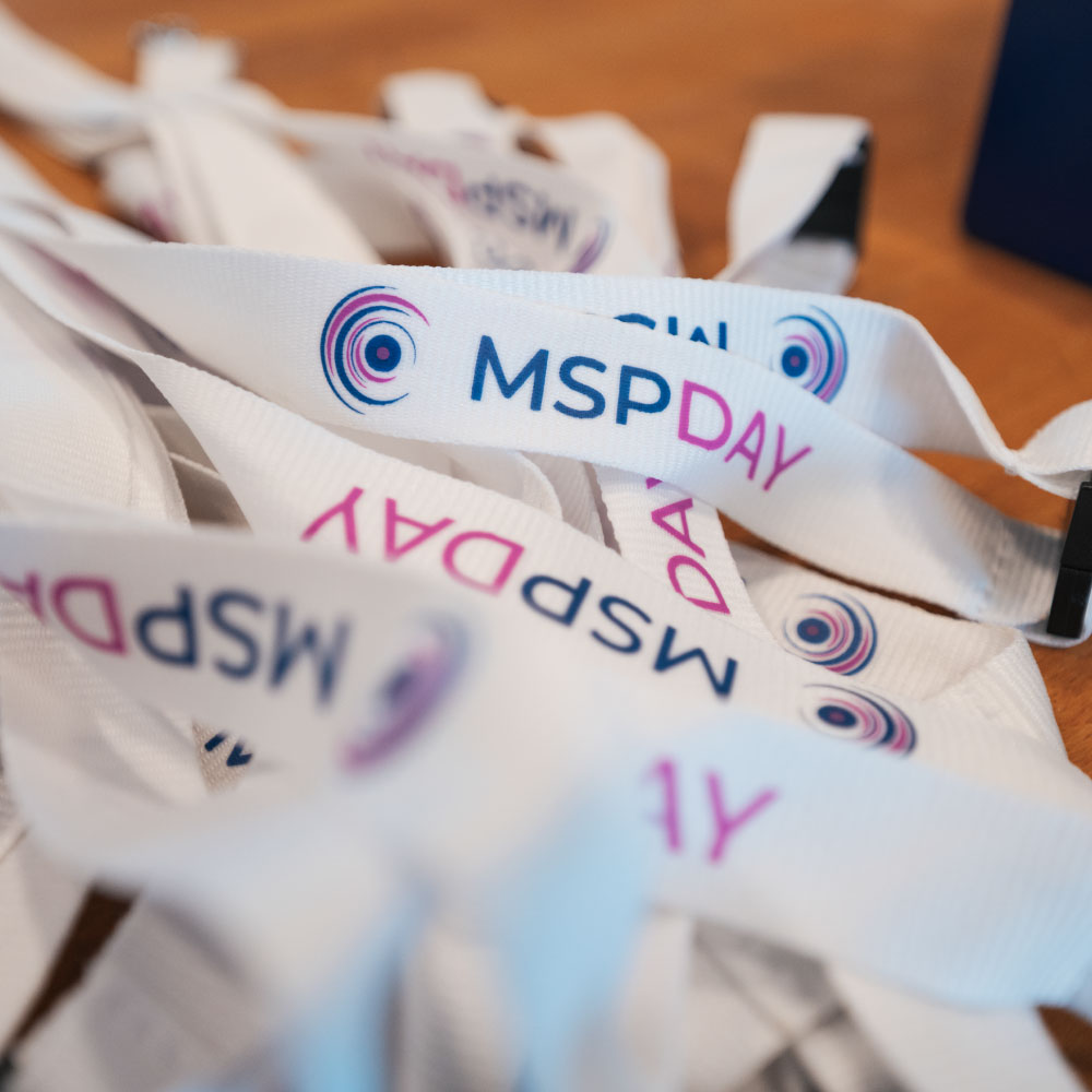 MSP Day Lanyards mit Event-Logo auf einem Tisch
