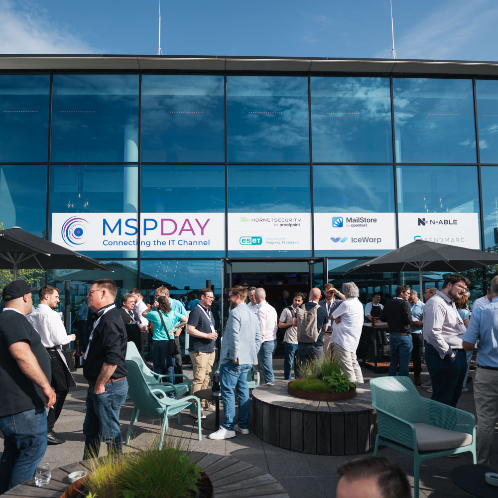 Außenbereich des MSP Day mit Teilnehmenden vor der Location