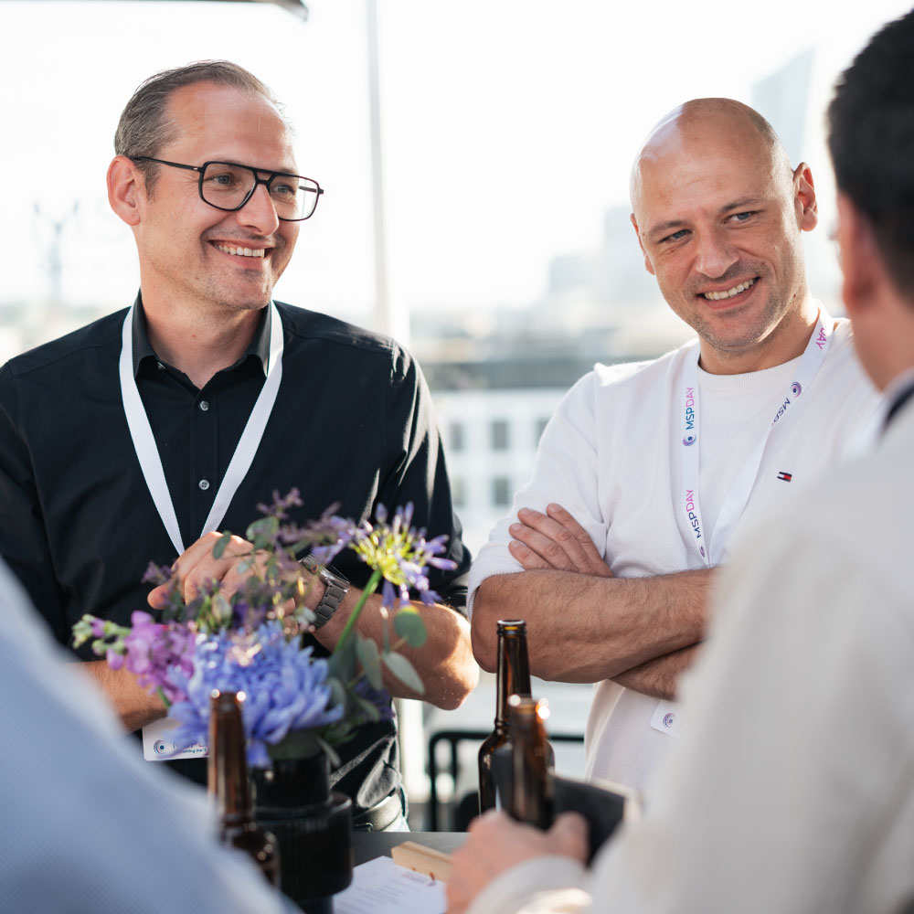 Teilnehmer im Gespräch beim Networking auf der MSP Day Abendveranstaltung